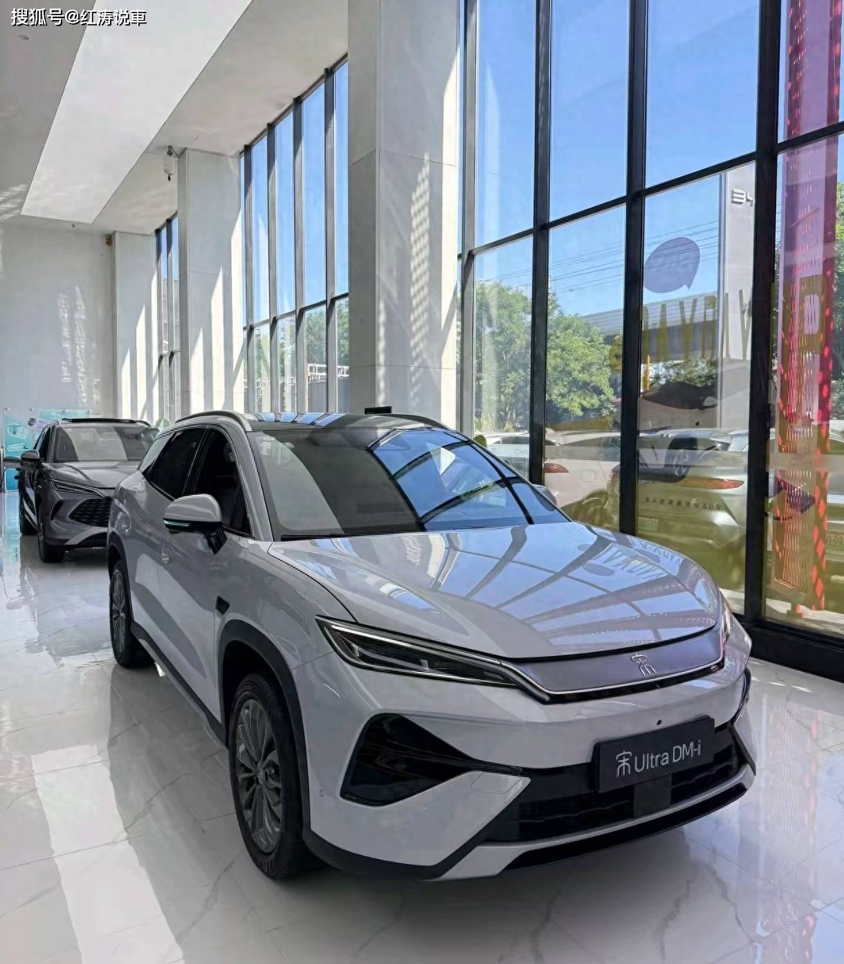 比亚迪宋UltraDM-i配AI智能座舱长续航、大空间插混中型SUV(图1)