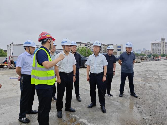 卢川检查八一大桥项目施工安全(图1)