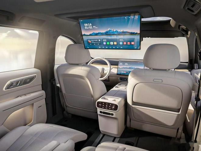 特斯拉用户界面再进化：从极简到生态解读智能座舱新标杆(图1)