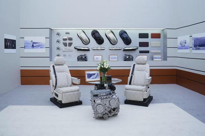 岚图泰山座舱首次亮相搭载AI座椅与鸿蒙语音系统(图2)