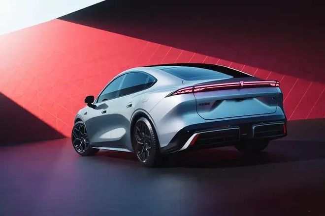 深蓝L06轿车开启预售 全系标配激光雷达与3nm座舱芯片(图1)