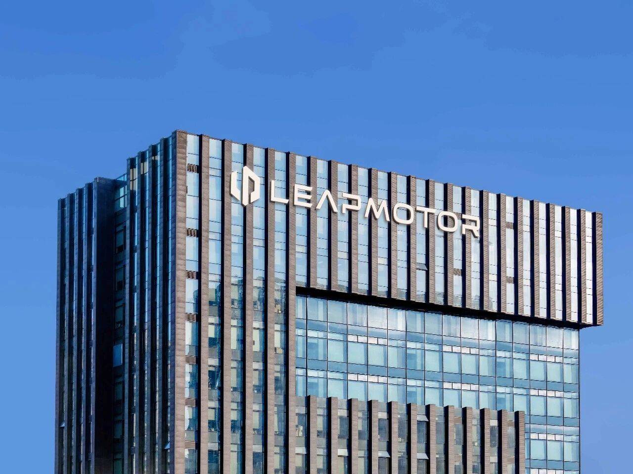 一锤定音：跑起来就别停！零跑十年与一群人的初心坚守(图1)