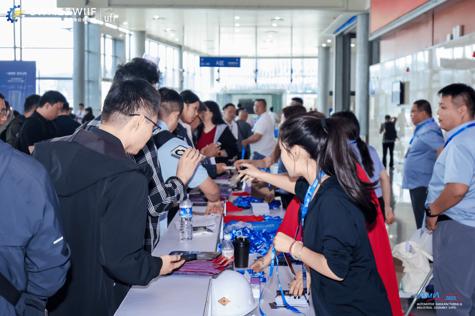 科技与材料碰撞2026武汉汽车内外饰展会揭晓智能座舱与轻量化技术突破(图1)